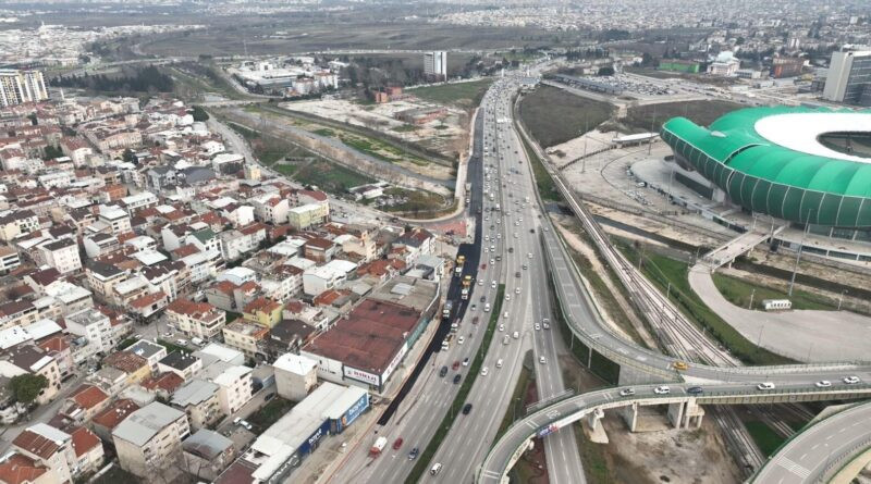 Bursa Büyükşehir Belediyesi, Acemler-Mudanya Kavşağı'nda Trafik Sıkışıklığını Azaltmak İçin Yol Genişletme Çalışmaları Tamamladı 1