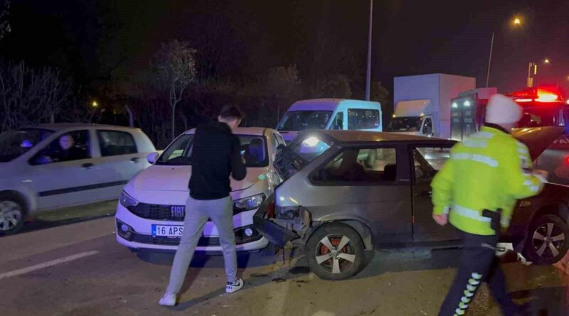 Bursa'da Direksiyon Hakimiyeti Kaybedilen Araç 3 Otomobile Çarpti 1