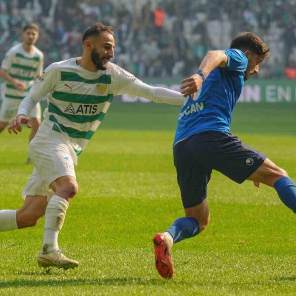 Bursaspor taraftarları, takımının zaferini kutluyor.-3