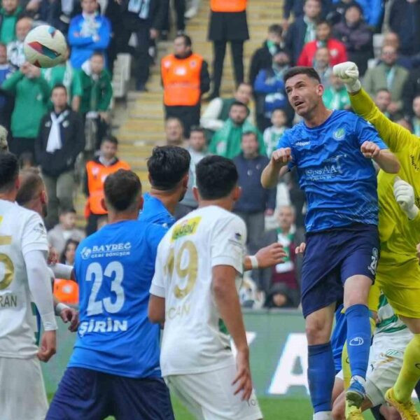 Bursaspor'un Ergene Velimeşespor'u 2-0 mağlup ettiği maçın anı.-14