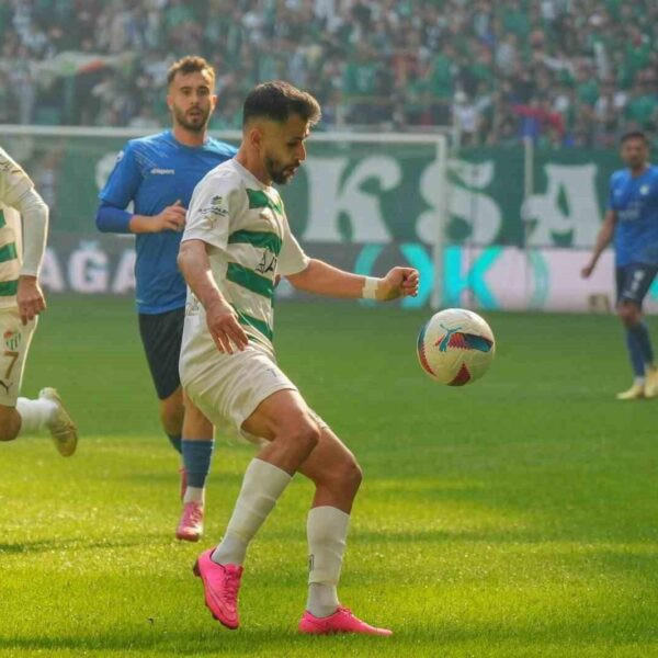 Bursaspor ve Ergene Velimeşespor oyuncuları karşılaştıkları futbol maçında.-4