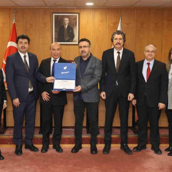 BUÜ Rektörü Prof. Dr. Ferudun Yılmaz ve MEDEK Yönetim Kurulu Başkanı Prof. Dr. Mehmet Sarıbıyık akredite belgenin takdim töreninde.-1