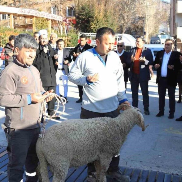 Çameli Belediye Başkanı Cengiz Arslan yeni araçların açılış töreninde.-1