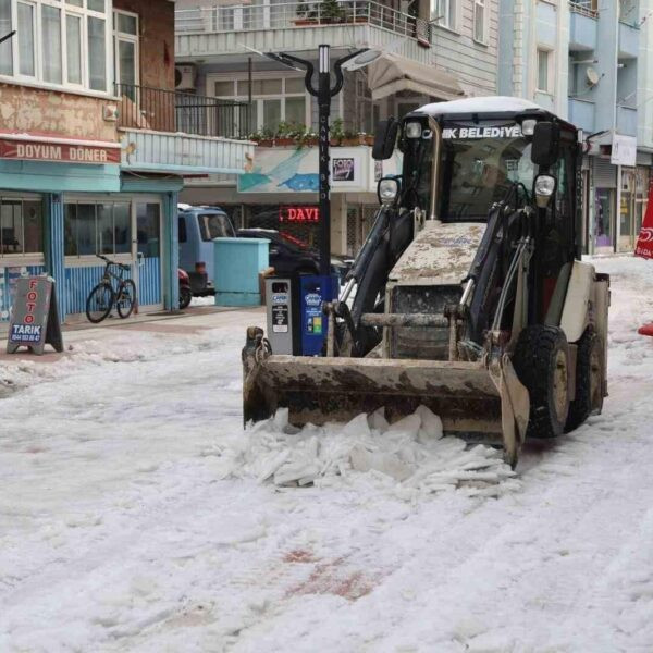 Canik Belediye Başkanı İbrahim Sandıkçı karla mücadele çalışmalarını denetliyor.-1