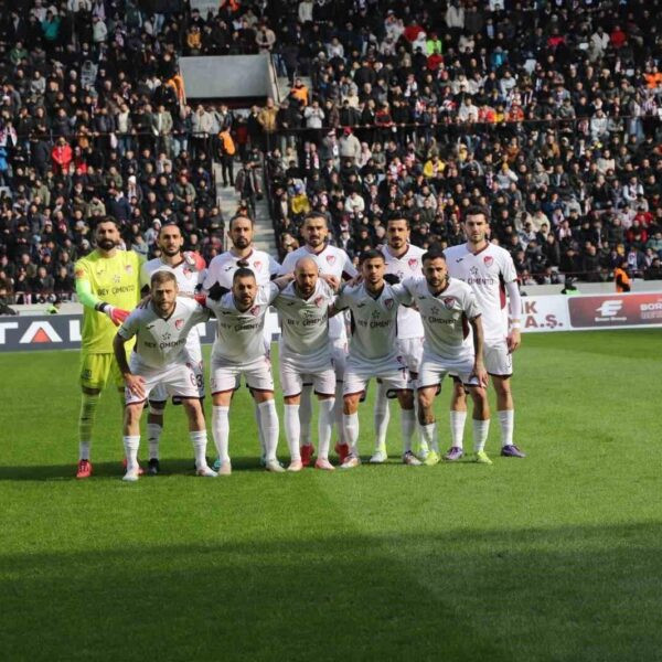 Çimentaş Elazığspor oyuncuları maçın son dakikalarında gol sevinci yaşadı.-1