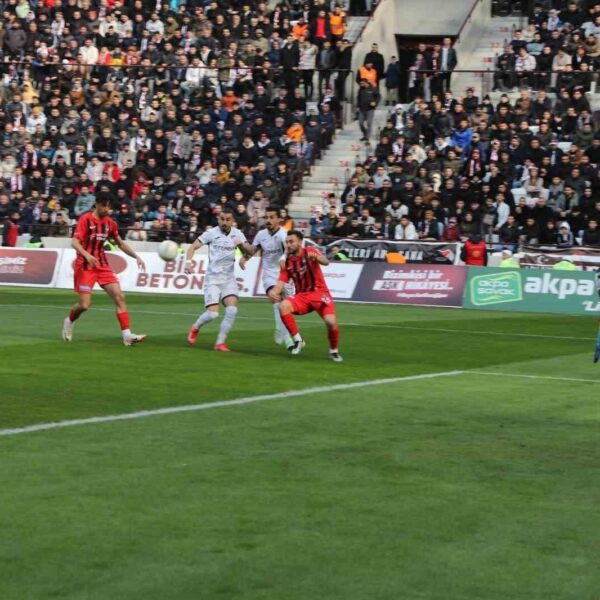 Çimentaş Elazığspor oyuncuları maçın son dakikalarında gol sevinci yaşadı.-3