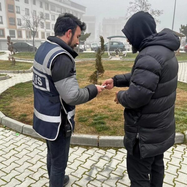 Çocuk polisi okul çevresinde güvenlik kontrolü yapıyor.-1