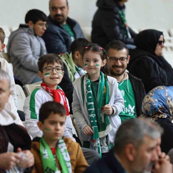 Çocuklar Bursaspor maçını tribünden izliyor-1