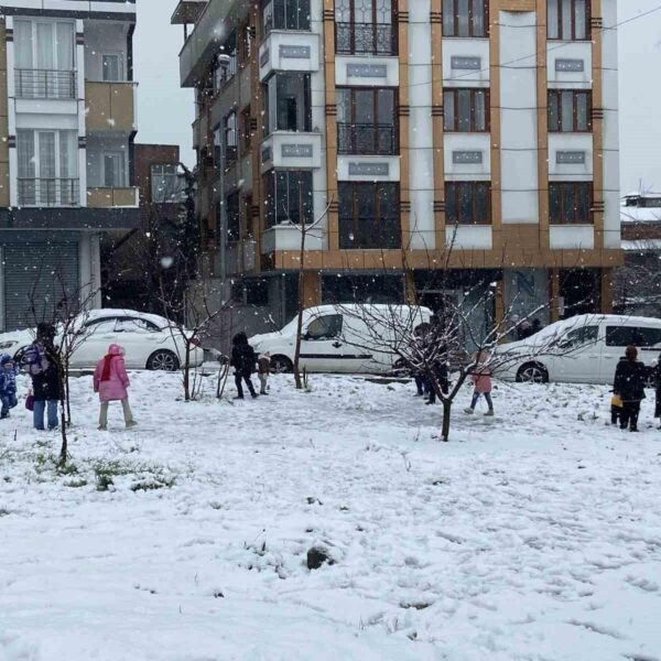 Çocuklar karın tadını çıkarıyor.-1