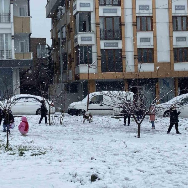 Çocuklar karın tadını çıkarıyor.-7