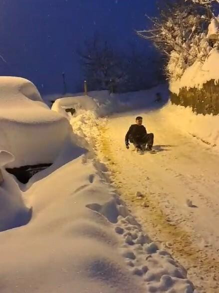 Çocukların kızakla kaydığı bir görüntü-1