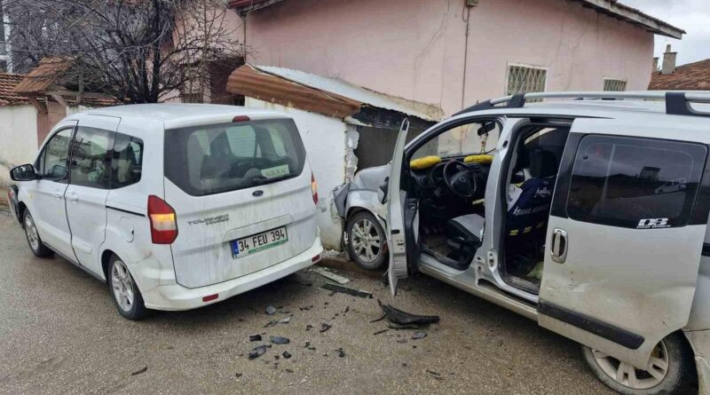 Çorum Alaca'da Araç Çarpışması: Şans Eseri Yaralanmayan Sürücüler 1