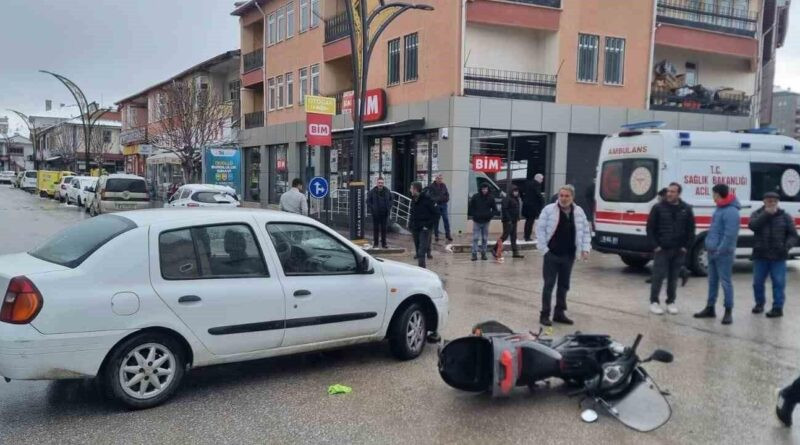 Çorum Alaca'da Otomobil ile Çarpışan Motosiklet Sürücüsü Yaralandı 1