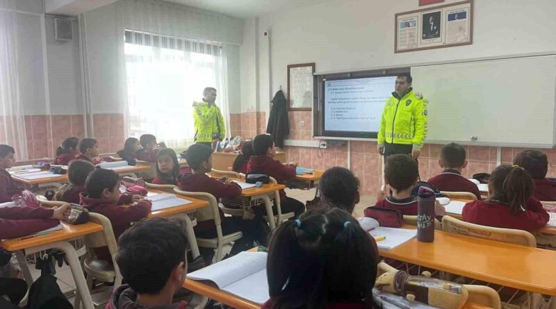 Çorum Alaca'da Polis, Öğrencilere Trafik Güvenliği Eğitimi Veriyor 1