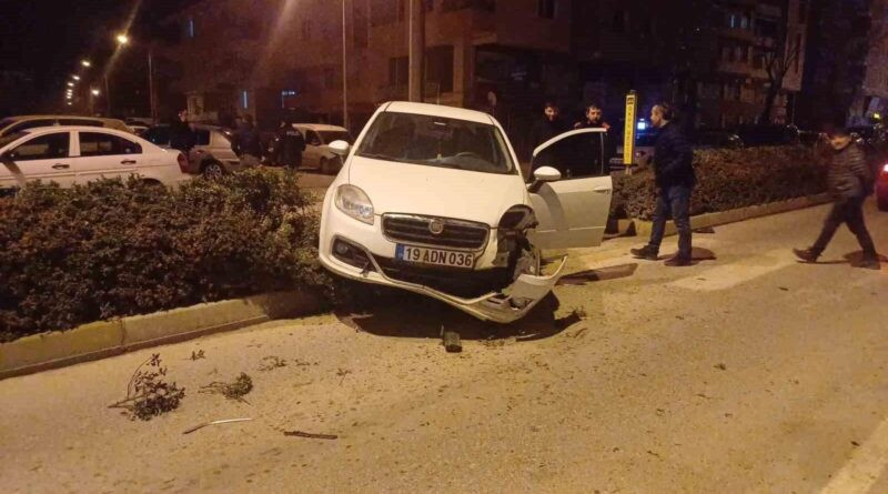 Çorum'da Alkollü Sürücü Kontrolden Çıkarak Orta Refüje Çıktı 1