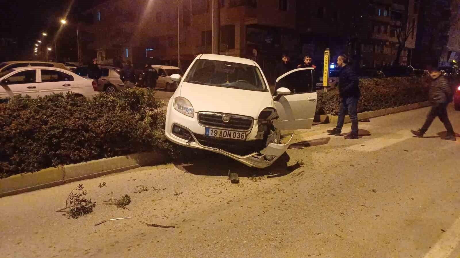 Çorum’da Alkollü Sürücü Kontrolden Çıkarak Orta Refüje Çıktı