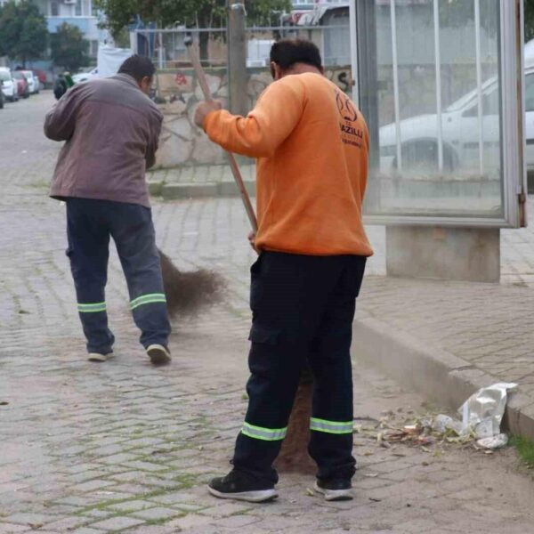 Cumhuriyet Mahallesi sakinleri temizliğe katkı sağlıyor.-2