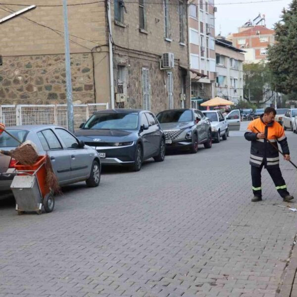 Cumhuriyet Mahallesi sakinleri temizliğe katkı sağlıyor.-4