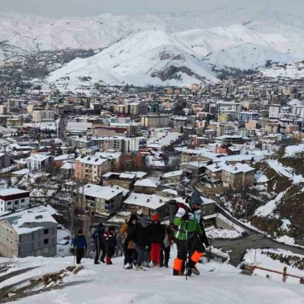 Dağcılar Vatan Tepesi'ne tırmanış yapıyor-1