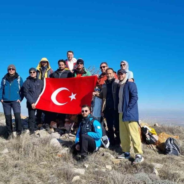 Dağcıların Kervansaray Dağı zirvesinde Türk Bayrağı açtıkları görüntü.-1