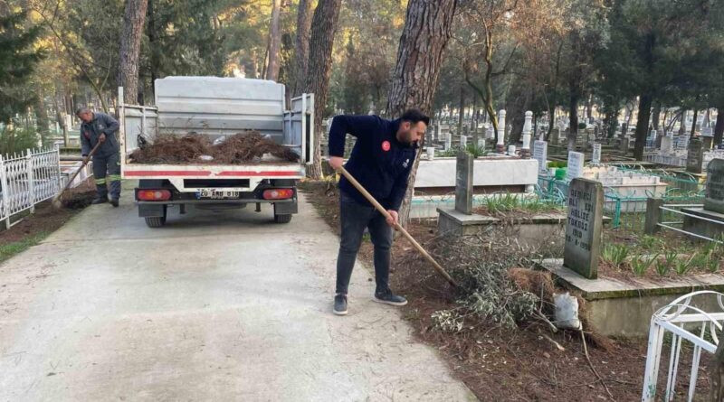 Denizli Büyükşehir Belediyesi Buldan Şehir Kabristanında Temizlik ve Bakım Çalışması Yaptı 1