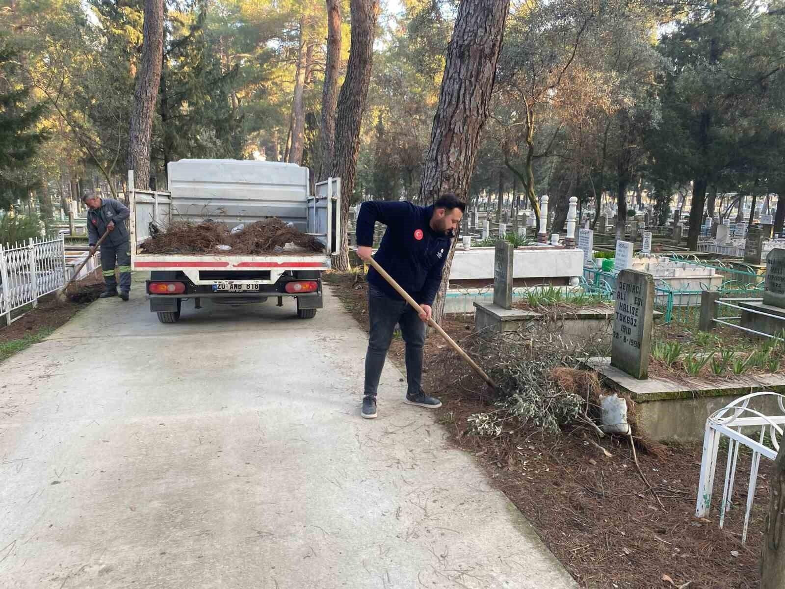 Denizli Büyükşehir Belediyesi Buldan Şehir Kabristanında Temizlik ve Bakım Çalışması Yaptı