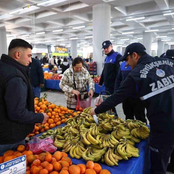 Denizli Büyükşehir Belediyesi Zabıta ekiplerinin pazarda etiket denetimi yaptığı görsel-1