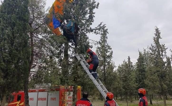 Denizli'de Yamaç Paraşütü Pilotu Ağaçta Mahsur Kalarak Kurtarılıdı 1