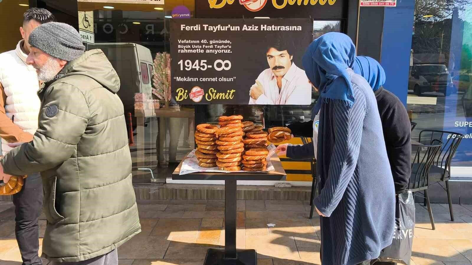 Denizli Pastacısı Ferdi Koçyiğit, Ferdi Tayfur’un vefatının 40. Gününde Simit Hayrı Yaptı