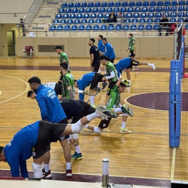 Denizlispor Cavidil Erkek Voleybol Takımı finali kutluyor.-1