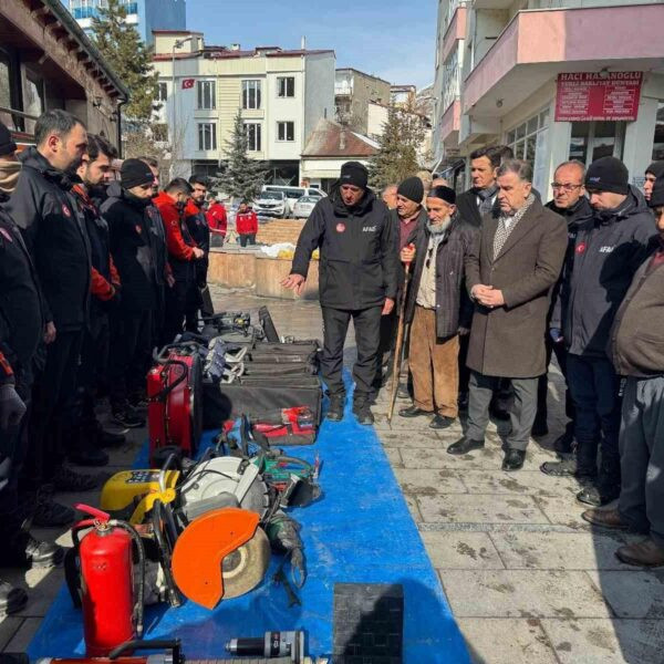 Deprem şehitleri anısına yapılan fotoğraf sergisi-2