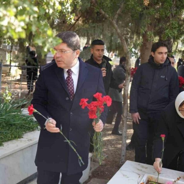 Deprem şehitlerinin mezarlarına karanfil bırakan Adalet Bakanı Yılmaz Tunç-4