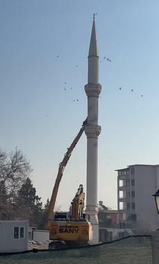 Deprem sonrası hasarlı caminin minaresi-1