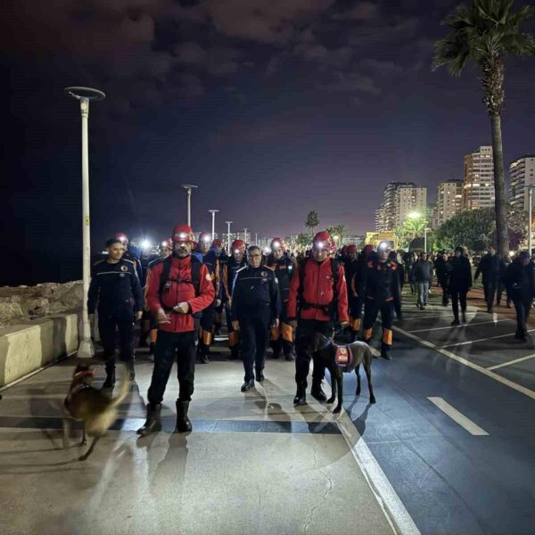 Deprem yıl dönümünde Mersin'de sessiz yürüyüş-1