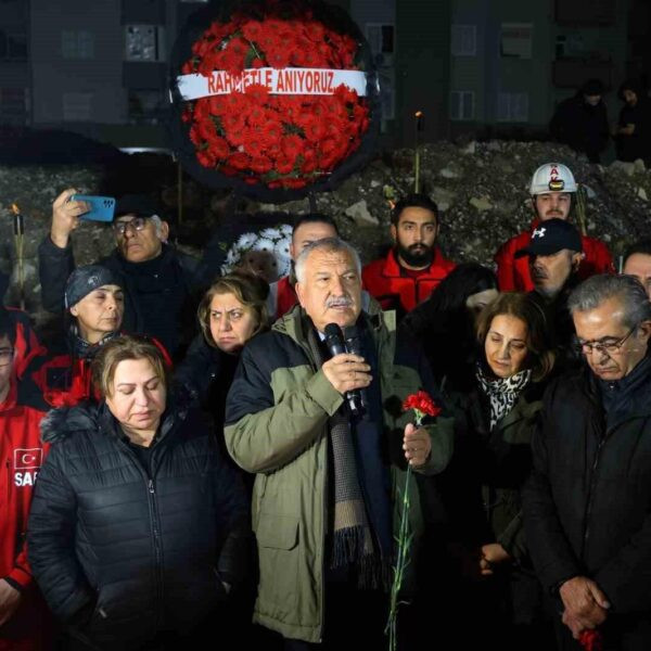 Depremzede aileler ile belediye yetkililerinin görüştüğü an-5