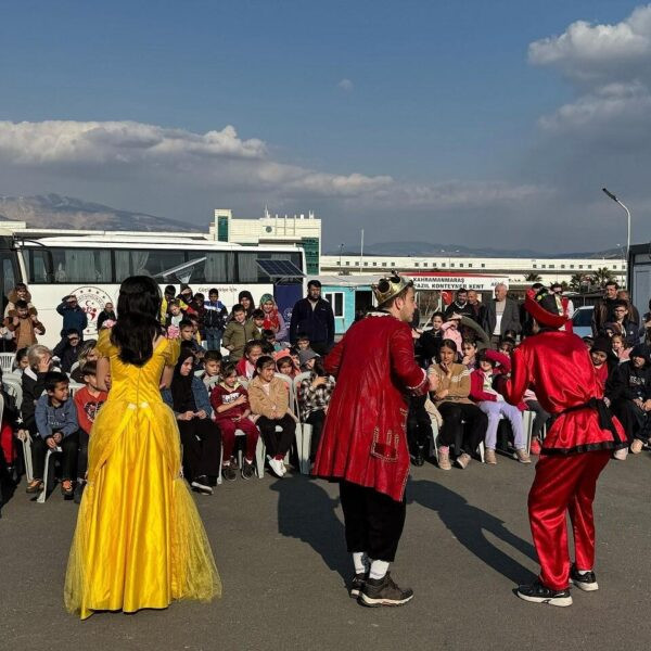 Depremzede çocuklara tiyatro gösterisi yapan Yakutiye Gençlik Merkezi Tiyatro Akademisi öğrencileri-7