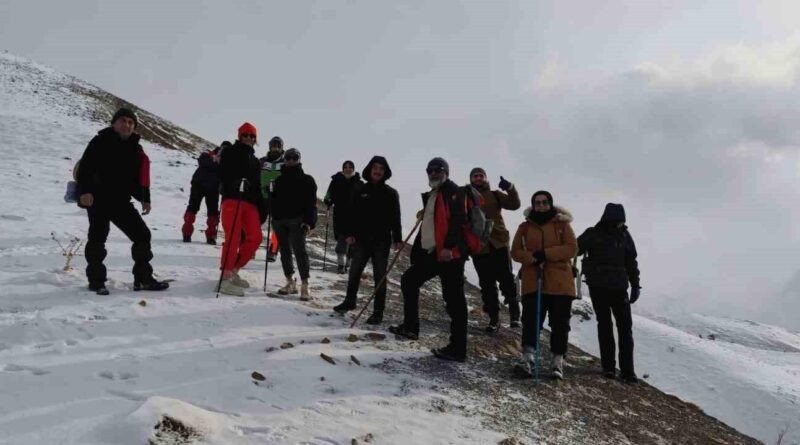 Depremzedelere Anma: Dağcılar Hakkari'nin Vatan Tepesine Tırmanışla Saygı Gösterdi 1