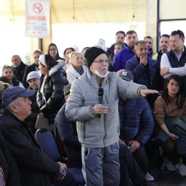 Didim Belediye Başkanı Hatice Gençay, vatandaşların sorunlarını dinliyor.-2