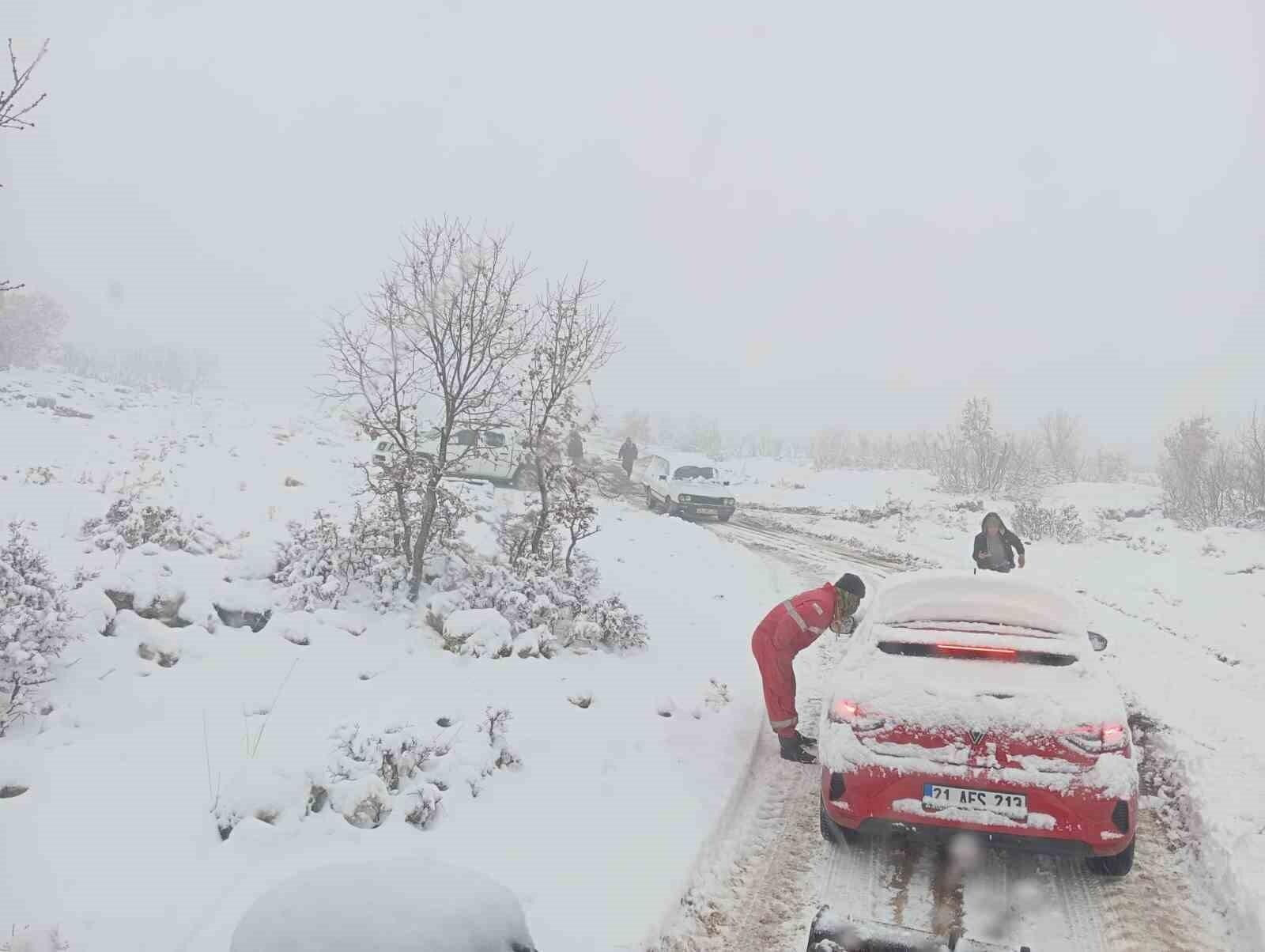 Diyarbakır Eğil Belediyesi Kar Yağışı Nedeniyle Mahsur Kalan Vatandaşı Hastaneye Ulaştırdı