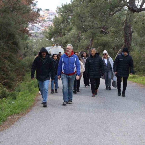 Doğa yürüyüşü yapan sağlıklı yaş alma eğitimcileri ve öğrencileri-1