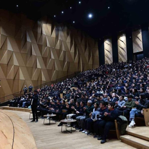 Dr. Umut Yıldız'ın konferans yaptığı sahne-1