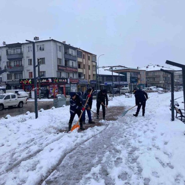 Düzce Belediyesi ekiplerinin karla mücadele çalışmaları-1