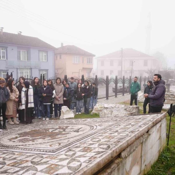 Düzce'de gençlerin Konuralp Antik Tiyatrosu'nu ziyaret ettiği bir fotoğraf-1