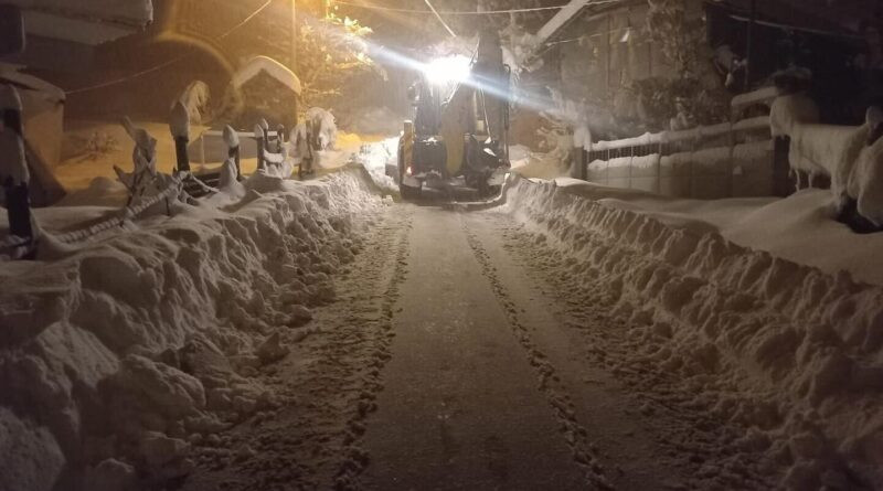 Düzce'de Kar Yağışı Köy Yollarını Kapatmaya Neden Oluyor 1