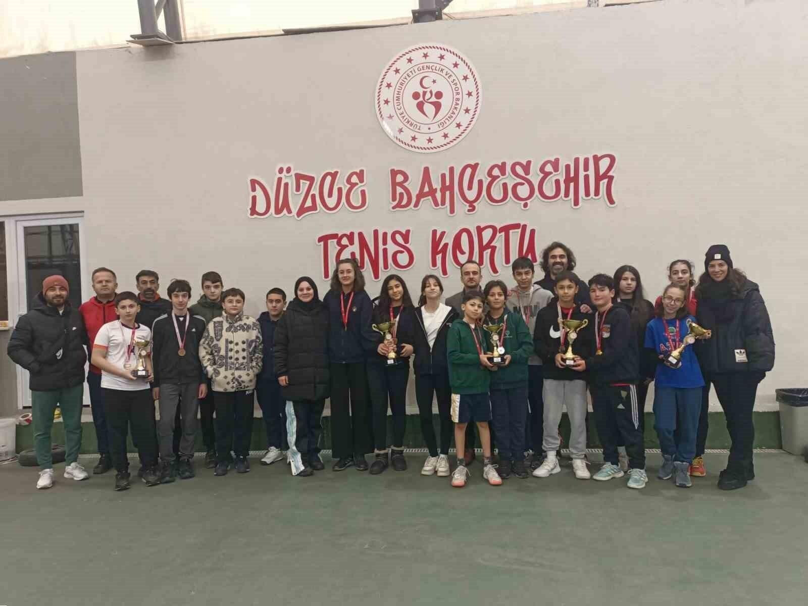 Düzce’de Okul Sporları Yıldızlar Tenis Müsabakaları: Kültür Koleji ve Mustafa Açıkalın Ortaokulu Birinci