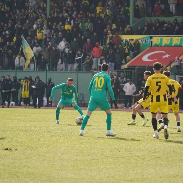 Edremitspor futbolcuları şampiyonluk sevinci-1