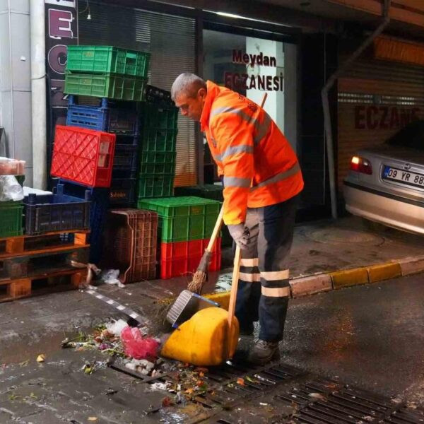 Efeler Belediyesi ekiplerinin cadde temizliği-3