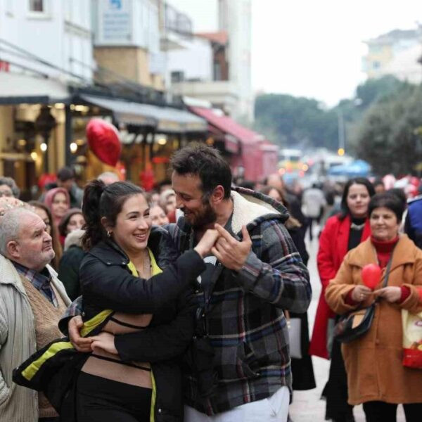 Efelerli vatandaşlar Sevgi Yolu'nda aşk şarkıları eşliğinde dans ediyorlar.-4