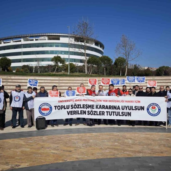 Eğitim-Bir-Sen Manisa 2 Nolu Şube Başkanı Bilal Elbir basın açıklamasında konuşuyor.-2