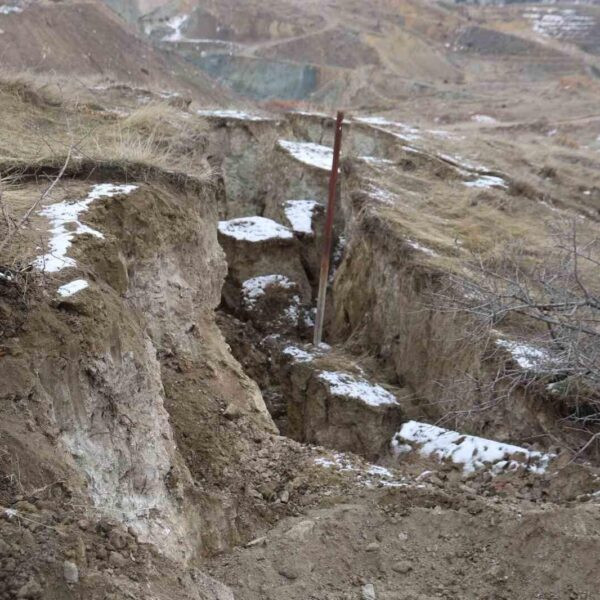 Elazığ Belediyesi ekipleri heyelan bölgesinde çalışıyor-3